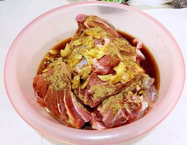 秘制醬牛肉,在家就能做,肉爛筋軟,醬香濃郁,比外面賣的好吃!