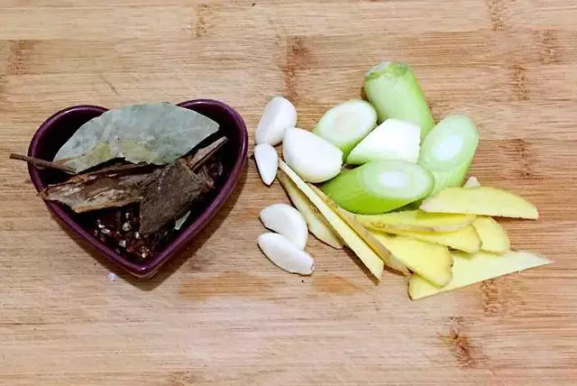 秘制醬牛肉,在家就能做,肉爛筋軟,醬香濃郁,比外面賣的好吃!