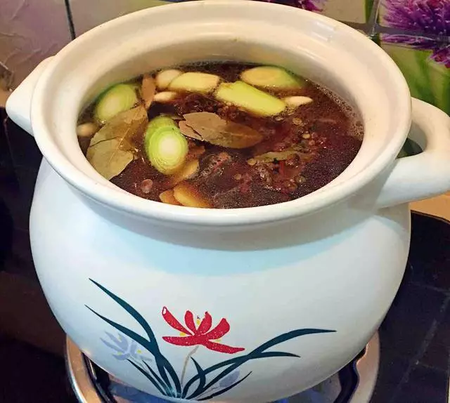 秘制醬牛肉,在家就能做,肉爛筋軟,醬香濃郁,比外面賣的好吃!