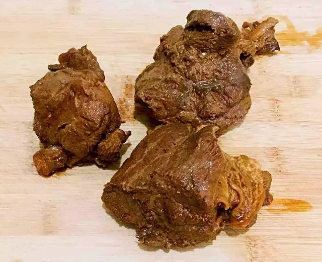 秘制醬牛肉,在家就能做,肉爛筋軟,醬香濃郁,比外面賣的好吃!