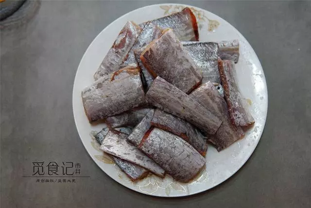 干炸帶魚,用麵漿還是麵粉別弄錯,這做法緊實、不腥,全家愛吃!