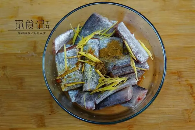 干炸帶魚,用麵漿還是麵粉別弄錯,這做法緊實、不腥,全家愛吃!