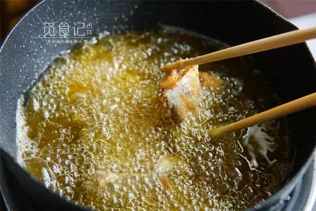 干炸帶魚,用麵漿還是麵粉別弄錯,這做法緊實、不腥,全家愛吃!
