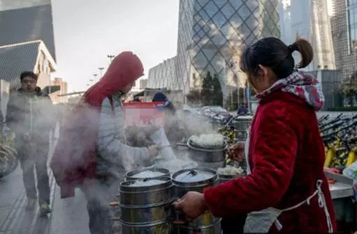 母親擺早點攤,每天都給流浪漢留一份,一年後再見此人,母親愣住