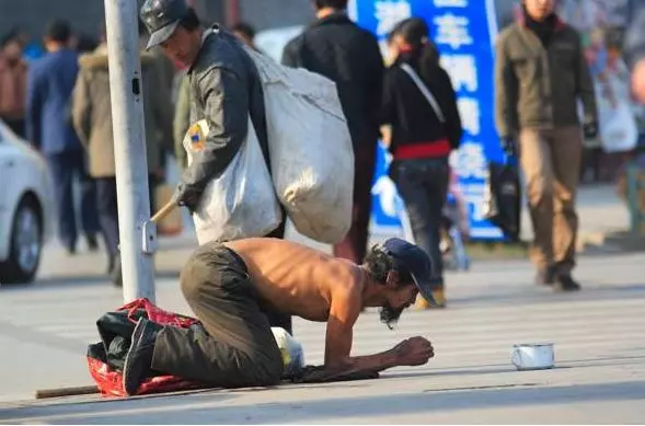 母親擺早點攤,每天都給流浪漢留一份,一年後再見此人,母親愣住