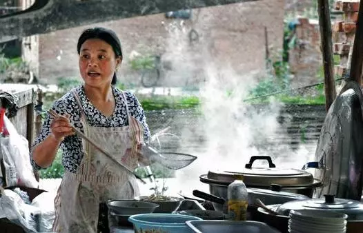 母親擺早點攤,每天都給流浪漢留一份,一年後再見此人,母親愣住
