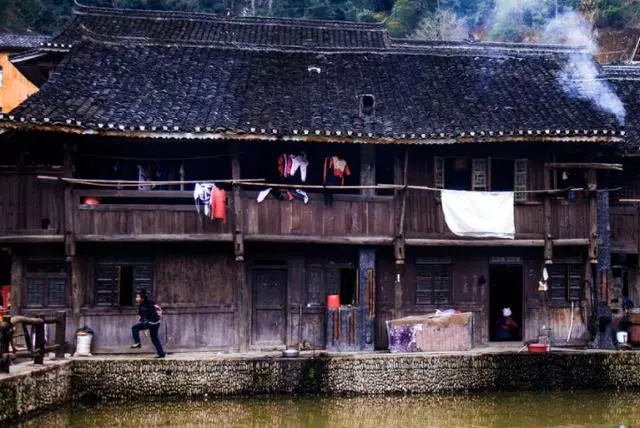帶兒子去鄉下看婆婆,怎麼敲門也沒人開,當撞開門後我卻撕心裂肺