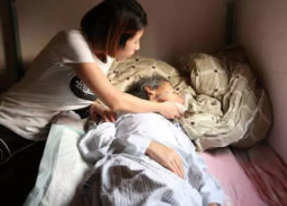 帶兒子去鄉下看婆婆,怎麼敲門也沒人開,當撞開門後我卻撕心裂肺