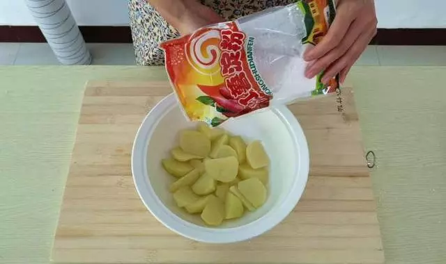 茄子配土豆新做法,色香味俱全,好吃又下飯,愛吃茄子的看過來