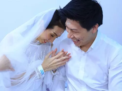 病房內娶重病女友 泰男情深動人