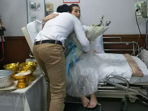 病房內娶重病女友 泰男情深動人