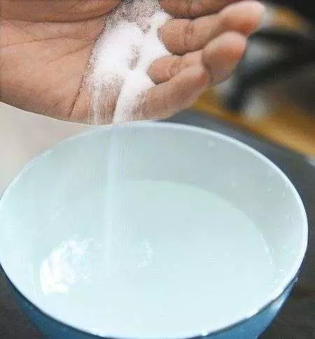 奶奶掉髮後,每天都用「這個」洗頭,沒想到頭髮居然慢慢長回來…真的超神奇,你一試就知道!