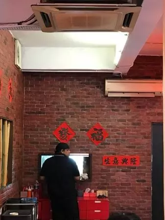 這間中式餐廳的老闆一定對中文不太了解,所有華人進來都被牆上標語嚇到想立刻逃跑!