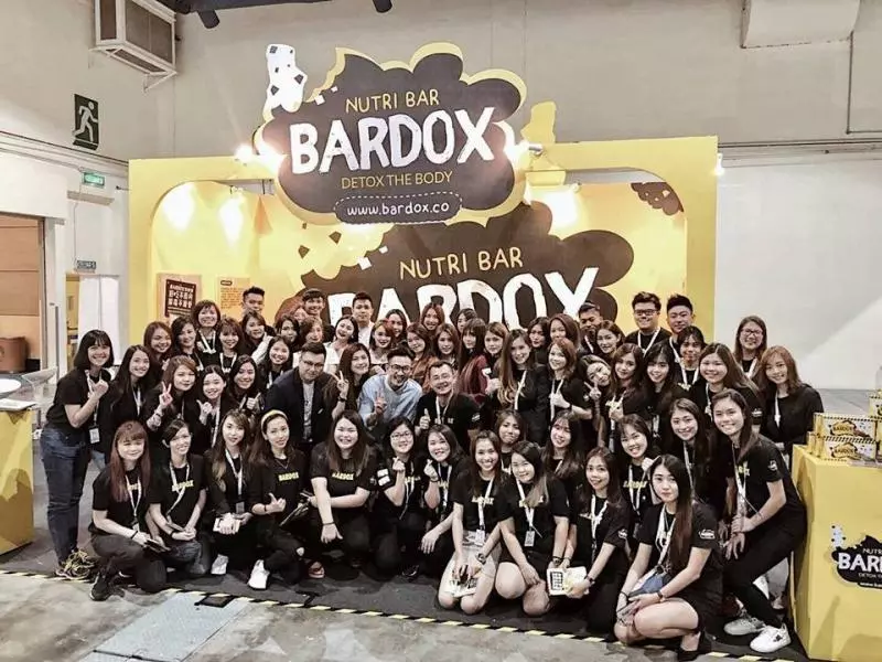 23歲柔佛女生因男友欠下100萬負債,每天一碗雞蛋湯+白飯逆轉人生!