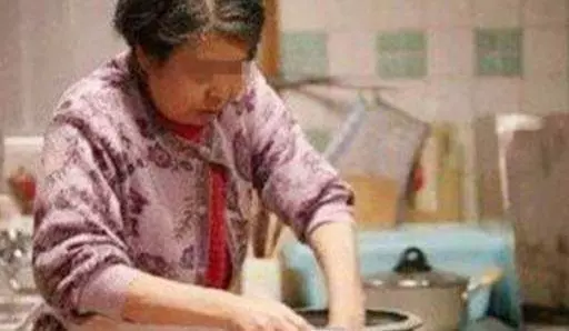 生個女兒,婆婆嫌棄不伺候月子,姐姐開跑車來接,婆婆無語