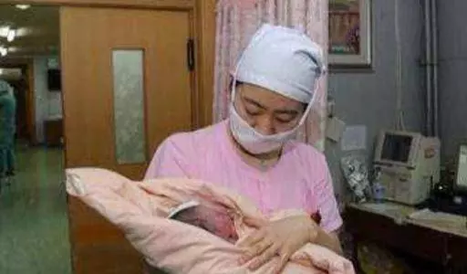 生個女兒,婆婆嫌棄不伺候月子,姐姐開跑車來接,婆婆無語