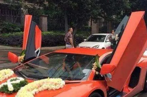 生個女兒,婆婆嫌棄不伺候月子,姐姐開跑車來接,婆婆無語