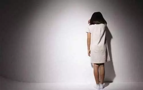 孩子有這3種反常表現,其實是在向媽媽發出求救信號,你卻一直認為她無理取鬧