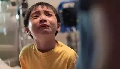 孩子有這3種反常表現,其實是在向媽媽發出求救信號,你卻一直認為她無理取鬧