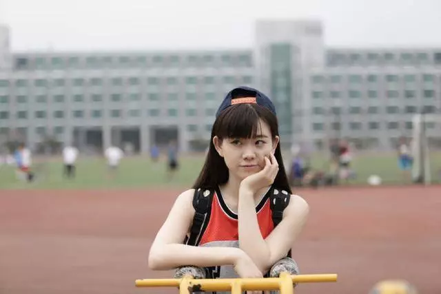 父親走後,哥哥變成了瘋子,五年後妹妹結婚,才知哥哥裝瘋的真相