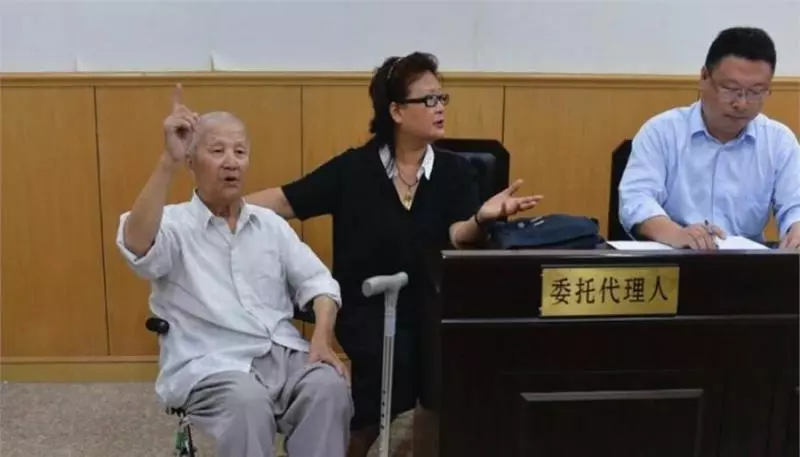 兒子每月給父親200,給乞丐2000,父親心寒起訴,兒子卻拿出了父親遺照