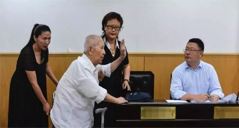 兒子每月給父親200,給乞丐2000,父親心寒起訴,兒子卻拿出了父親遺照
