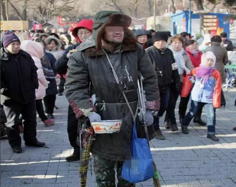 兒子每月給父親200,給乞丐2000,父親心寒起訴,兒子卻拿出了父親遺照