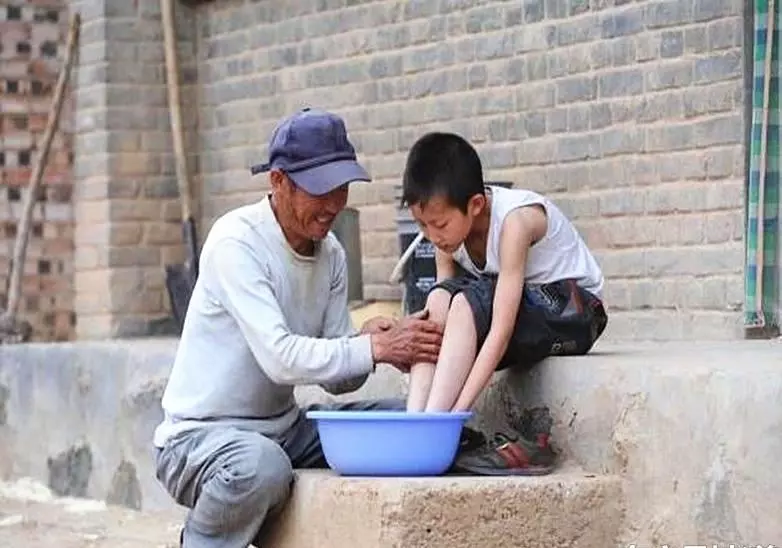兒子每月給父親200,給乞丐2000,父親心寒起訴,兒子卻拿出了父親遺照