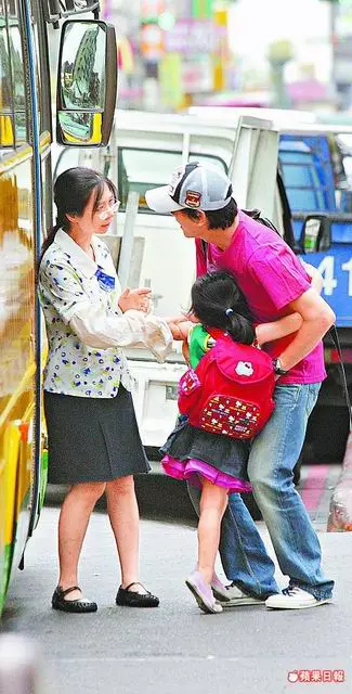 王識賢結婚13年「為3女甘願挽袖當煮夫」「愛女約會幫出錢」私下超級女兒控