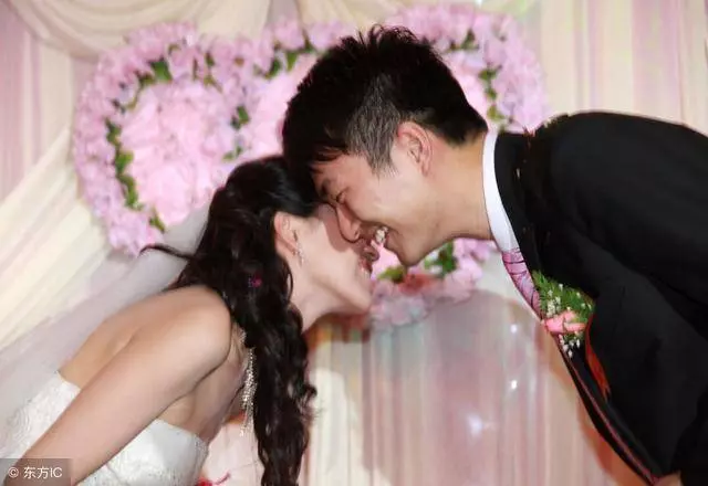 父親為錢把女兒嫁給傻子,新婚夜傻子的話讓女兒高興壞了