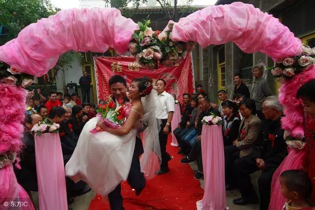 父親為錢把女兒嫁給傻子,新婚夜傻子的話讓女兒高興壞了