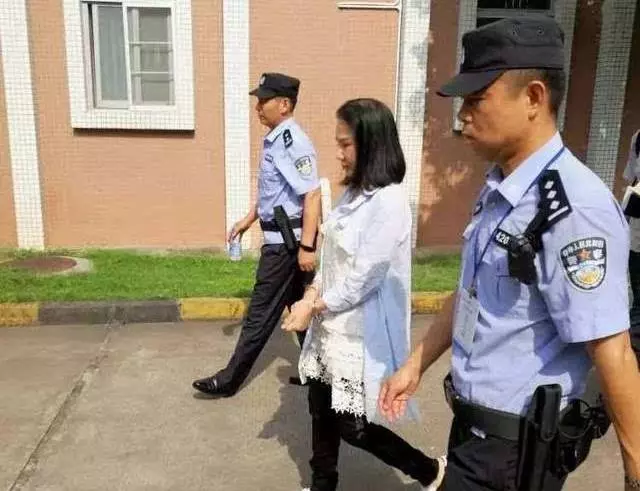 60歲老賴欠3千萬,躲債整容成"少女"!