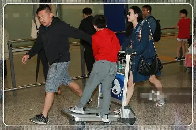 張柏芝三胎後首次現身,遇記者閉口不談,可二兒子的舉動說明一切!