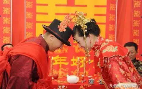 女兒生病住院,前夫送來2萬塊,他走時我多看了一眼,我淚流滿面