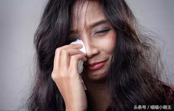 女兒生病住院,前夫送來2萬塊,他走時我多看了一眼,我淚流滿面