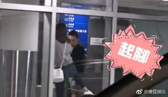 熊黛林在機場被老公惹怒,暴脾氣發作竟抬腿就是一腳!