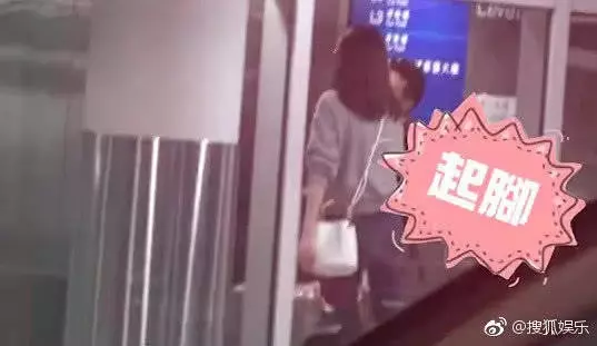 熊黛林在機場被老公惹怒,暴脾氣發作竟抬腿就是一腳!