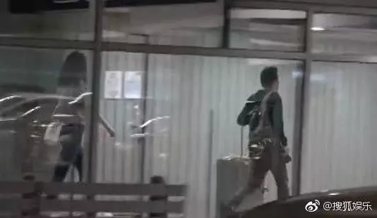 熊黛林在機場被老公惹怒,暴脾氣發作竟抬腿就是一腳!