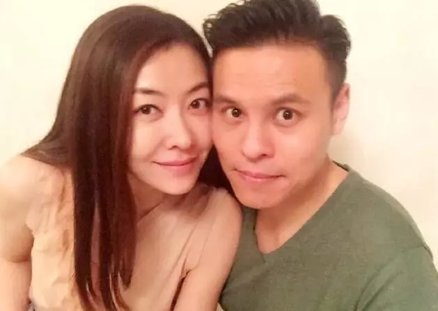 熊黛林在機場被老公惹怒,暴脾氣發作竟抬腿就是一腳!