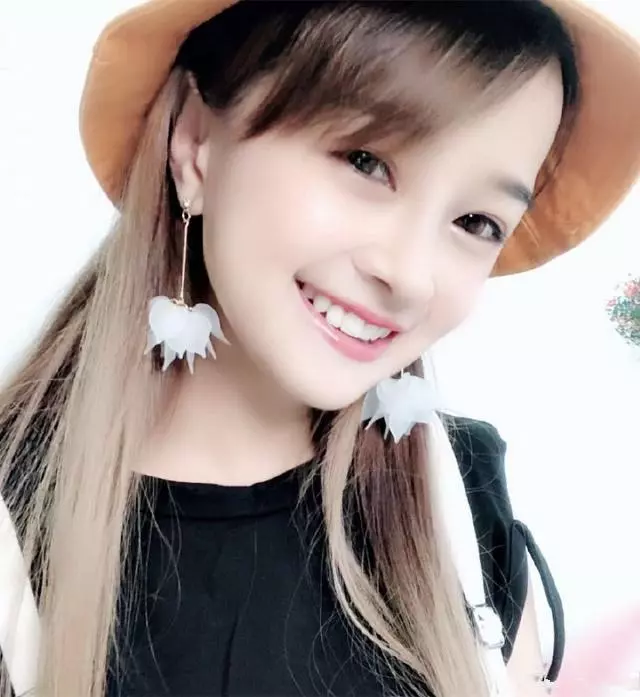 130公分「袖珍女孩」變身網紅,身子雖小卻有料,身後追求者排成排!
