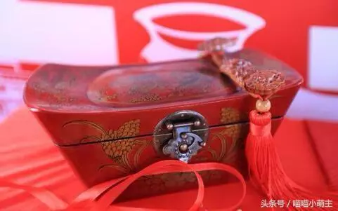 未婚先孕,婆婆只給5萬彩禮,婚禮後婆婆給我一個箱子,我愣住了