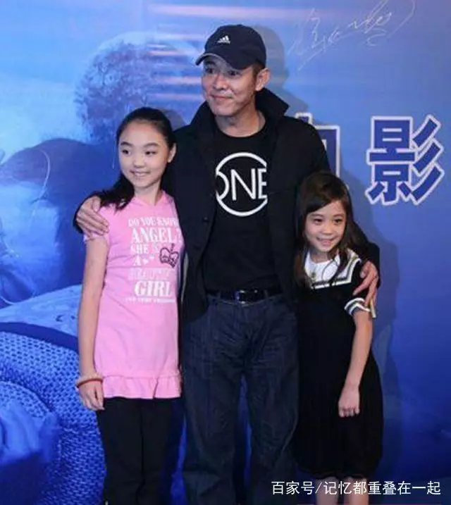 李連傑兩個女兒近照曝光,長成這模樣,網友:比成龍女兒強太多!