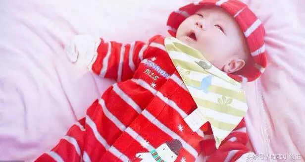 小姑子住我家2年,兒子滿月她送一張卡,取錢時看到餘額,我落淚