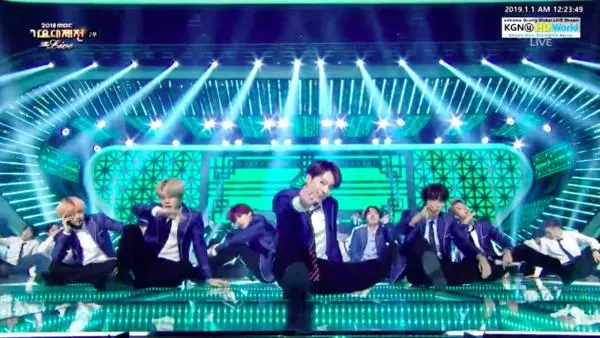 EXO、BTS、Wanna One合體黏緊緊謝幕 柩國唱完直接躺在舞台