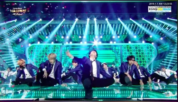 EXO、BTS、Wanna One合體黏緊緊謝幕 柩國唱完直接躺在舞台