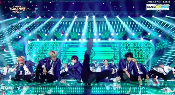 EXO、BTS、Wanna One合體黏緊緊謝幕 柩國唱完直接躺在舞台