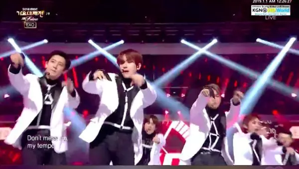EXO、BTS、Wanna One合體黏緊緊謝幕 柩國唱完直接躺在舞台