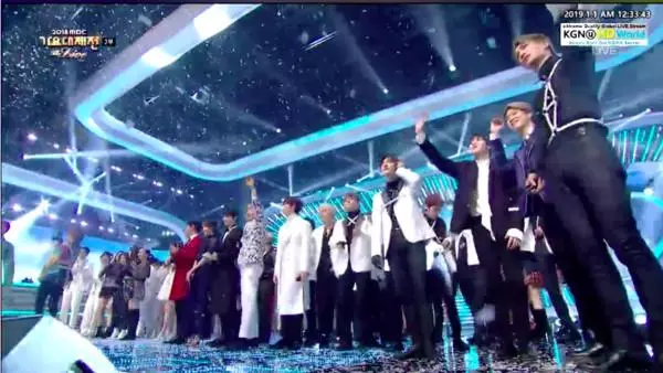EXO、BTS、Wanna One合體黏緊緊謝幕 柩國唱完直接躺在舞台