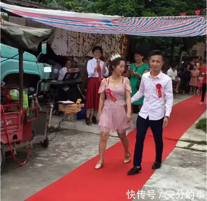 「最窮婚禮」走紅,新郎婚禮抹眼淚,網友:這樣的女人真的不好找!