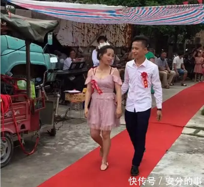「最窮婚禮」走紅,新郎婚禮抹眼淚,網友:這樣的女人真的不好找!